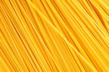 Spagetti makarnası çiğ buğday taze yemek masada rustik gıda üst görünüm fotokopi uzay gıda arka planı