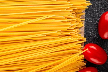 Spagetti makarnası çiğ buğday taze yemek masada rustik gıda üst görünüm fotokopi uzay gıda arka planı