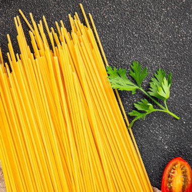 Spagetti makarnası çiğ buğday taze yemek masada rustik gıda üst görünüm fotokopi uzay gıda arka planı