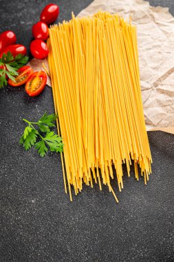 Spagetti makarnası çiğ buğday taze yemek masada rustik gıda üst görünüm fotokopi uzay gıda arka planı