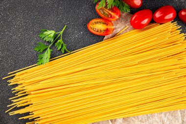 Spagetti makarnası çiğ buğday taze yemek masada rustik gıda üst görünüm fotokopi uzay gıda arka planı