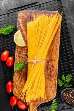 Spagetti makarnası çiğ buğday taze yemek masada rustik gıda üst görünüm fotokopi uzay gıda arka planı