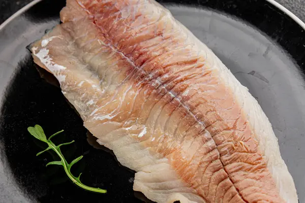 Çiğ fileto beyaz balık doğal besin taze pesseeter diyet gurme arka plan masa üzerinde rustik gıda üst görünüm fotokopi uzay keto ve paleo