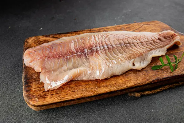 Çiğ fileto beyaz balık doğal besin taze pesseeter diyet gurme arka plan masa üzerinde rustik gıda üst görünüm fotokopi uzay keto ve paleo