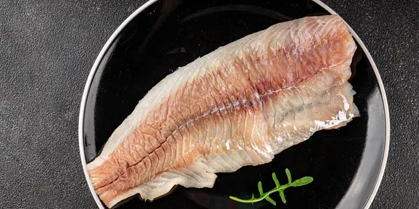 Çiğ fileto beyaz balık doğal besin taze pesseeter diyet gurme arka plan masa üzerinde rustik gıda üst görünüm fotokopi uzay keto ve paleo