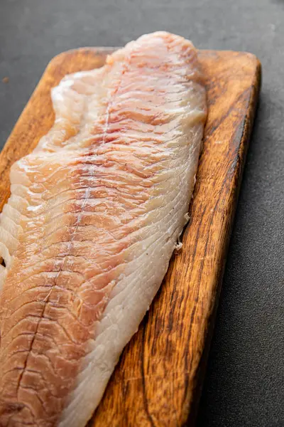 Çiğ fileto beyaz balık doğal besin taze pesseeter diyet gurme arka plan masa üzerinde rustik gıda üst görünüm fotokopi uzay keto ve paleo