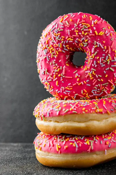 Tatlı tatlı tatlı fast food taze lezzetli gurme yemek arkaplanı masanın üzerinde rustik yemek üst görünüm fotokopi alanı