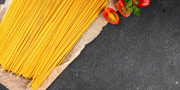 Spagetti makarnası çiğ buğday taze yemek masada rustik gıda üst görünüm fotokopi uzay gıda arka planı