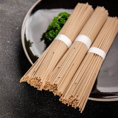 Karabuğday eriştesi çiğ soba taze yemek... Asya mutfağı masanın üstünde... kırsal yemekler... fotokopi alanı...