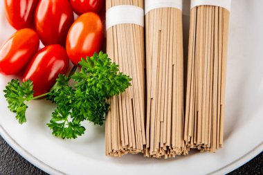 Karabuğday eriştesi çiğ soba taze yemek... Asya mutfağı masanın üstünde... kırsal yemekler... fotokopi alanı...