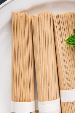 Karabuğday eriştesi çiğ soba taze yemek... Asya mutfağı masanın üstünde... kırsal yemekler... fotokopi alanı...