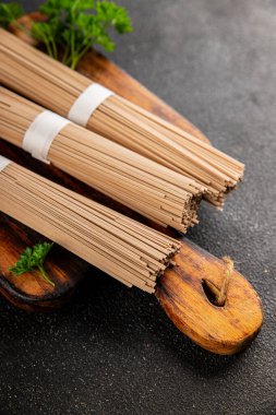 Karabuğday eriştesi çiğ soba taze yemek... Asya mutfağı masanın üstünde... kırsal yemekler... fotokopi alanı...