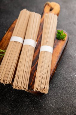 Karabuğday eriştesi çiğ soba taze yemek... Asya mutfağı masanın üstünde... kırsal yemekler... fotokopi alanı...