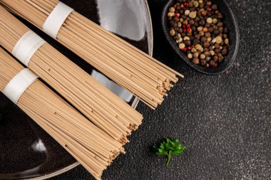 Karabuğday eriştesi çiğ soba taze yemek... Asya mutfağı masanın üstünde... kırsal yemekler... fotokopi alanı...