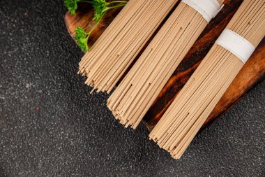 Karabuğday eriştesi çiğ soba taze yemek... Asya mutfağı masanın üstünde... kırsal yemekler... fotokopi alanı...