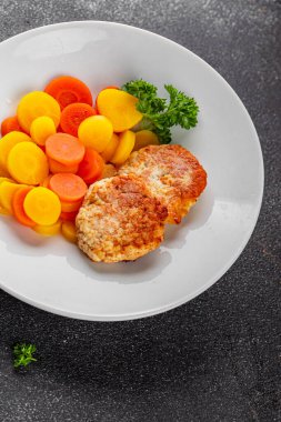 Vejetaryen pirzolası, haşlanmış havuç kâsesi organik sebzeler, taze gurme yemek. Masanın üzerinde. Rustik yemekler, fotokopi alanı, vejetaryen diyeti ve vejetaryen yemekleri.