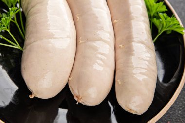 Beyaz sosisli et yemeği taze sucuklu sosis taze lezzetli gurme yemek arkaplanı masa kırsal yiyeceklerin üst görüntüsü fotokopi alanı.