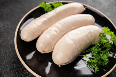 Beyaz sosisli et yemeği taze sucuklu sosis taze lezzetli gurme yemek arkaplanı masa kırsal yiyeceklerin üst görüntüsü fotokopi alanı.