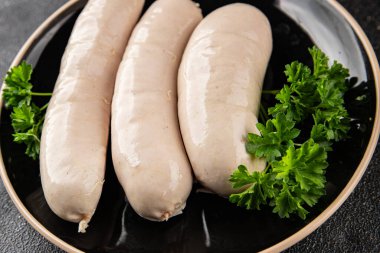 Beyaz sosisli et yemeği taze sucuklu sosis taze lezzetli gurme yemek arkaplanı masa kırsal yiyeceklerin üst görüntüsü fotokopi alanı.