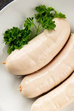 Beyaz sosisli et yemeği taze sucuklu sosis taze lezzetli gurme yemek arkaplanı masa kırsal yiyeceklerin üst görüntüsü fotokopi alanı.