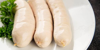 Beyaz sosisli et yemeği taze sucuklu sosis taze lezzetli gurme yemek arkaplanı masa kırsal yiyeceklerin üst görüntüsü fotokopi alanı.