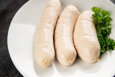 Beyaz sosisli et yemeği taze sucuklu sosis taze lezzetli gurme yemek arkaplanı masa kırsal yiyeceklerin üst görüntüsü fotokopi alanı.