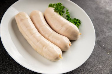 Beyaz sosisli et yemeği taze sucuklu sosis taze lezzetli gurme yemek arkaplanı masa kırsal yiyeceklerin üst görüntüsü fotokopi alanı.