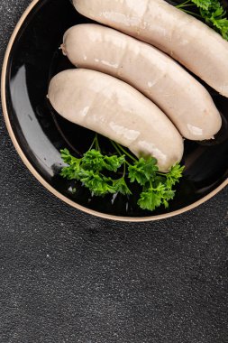 Beyaz sosisli et yemeği taze sucuklu sosis taze lezzetli gurme yemek arkaplanı masa kırsal yiyeceklerin üst görüntüsü fotokopi alanı.