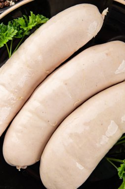 Beyaz sosisli et yemeği taze sucuklu sosis taze lezzetli gurme yemek arkaplanı masa kırsal yiyeceklerin üst görüntüsü fotokopi alanı.