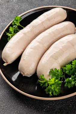 Beyaz sosisli et yemeği taze sucuklu sosis taze lezzetli gurme yemek arkaplanı masa kırsal yiyeceklerin üst görüntüsü fotokopi alanı.