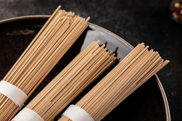 Karabuğday eriştesi çiğ soba taze yemek... Asya mutfağı masanın üstünde... kırsal yemekler... fotokopi alanı...