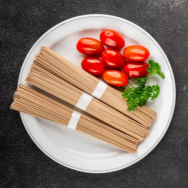 Karabuğday eriştesi çiğ soba taze yemek... Asya mutfağı masanın üstünde... kırsal yemekler... fotokopi alanı...