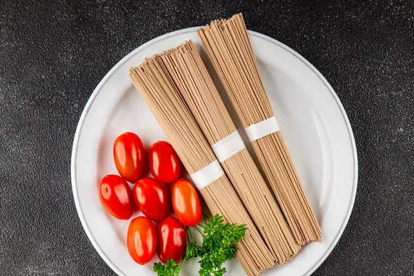 Karabuğday eriştesi çiğ soba taze yemek... Asya mutfağı masanın üstünde... kırsal yemekler... fotokopi alanı...