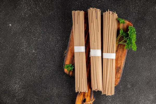 Karabuğday eriştesi çiğ soba taze yemek... Asya mutfağı masanın üstünde... kırsal yemekler... fotokopi alanı...