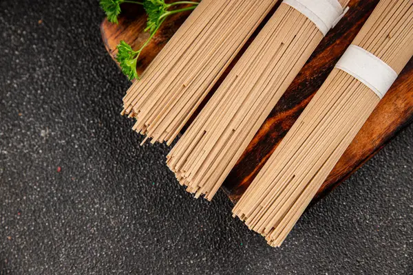 Karabuğday eriştesi çiğ soba taze yemek... Asya mutfağı masanın üstünde... kırsal yemekler... fotokopi alanı...