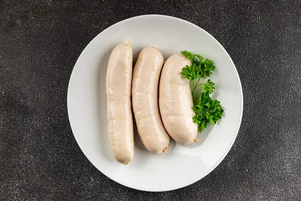 Beyaz sosisli et yemeği taze sucuklu sosis taze lezzetli gurme yemek arkaplanı masa kırsal yiyeceklerin üst görüntüsü fotokopi alanı.