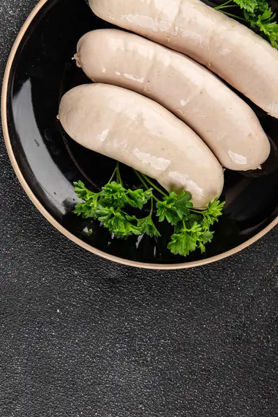 Beyaz sosisli et yemeği taze sucuklu sosis taze lezzetli gurme yemek arkaplanı masa kırsal yiyeceklerin üst görüntüsü fotokopi alanı.