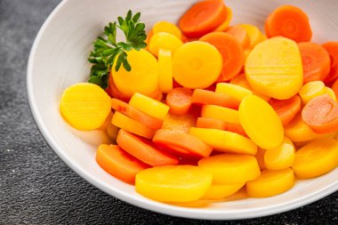 Havuç halkaları kaynamış sebze yemeği taze lezzetli gurme yemek arka planı masaya rustik gıda fotokopi alanı keto ve paleo diyet vejetaryen ve vejetaryen gıda