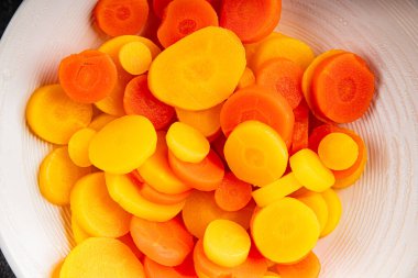 Havuç halkaları kaynamış sebze yemeği taze lezzetli gurme yemek arka planı masaya rustik gıda fotokopi alanı keto ve paleo diyet vejetaryen ve vejetaryen gıda