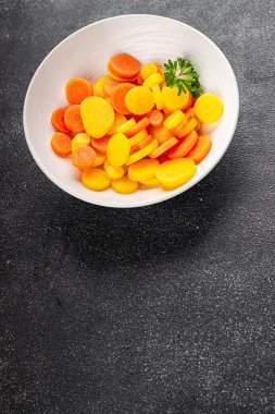 Havuç halkaları kaynamış sebze yemeği taze lezzetli gurme yemek arka planı masaya rustik gıda fotokopi alanı keto ve paleo diyet vejetaryen ve vejetaryen gıda