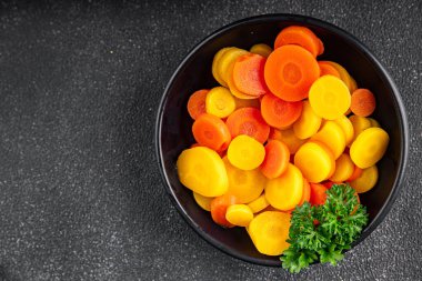 Havuç halkaları kaynamış sebze yemeği taze lezzetli gurme yemek arka planı masaya rustik gıda fotokopi alanı keto ve paleo diyet vejetaryen ve vejetaryen gıda