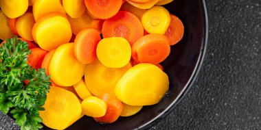 Havuç halkaları kaynamış sebze yemeği taze lezzetli gurme yemek arka planı masaya rustik gıda fotokopi alanı keto ve paleo diyet vejetaryen ve vejetaryen gıda