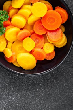 Havuç halkaları kaynamış sebze yemeği taze lezzetli gurme yemek arka planı masaya rustik gıda fotokopi alanı keto ve paleo diyet vejetaryen ve vejetaryen gıda