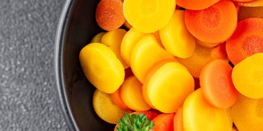 Havuç halkaları kaynamış sebze yemeği taze lezzetli gurme yemek arka planı masaya rustik gıda fotokopi alanı keto ve paleo diyet vejetaryen ve vejetaryen gıda