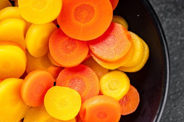 Havuç halkaları kaynamış sebze yemeği taze lezzetli gurme yemek arka planı masaya rustik gıda fotokopi alanı keto ve paleo diyet vejetaryen ve vejetaryen gıda