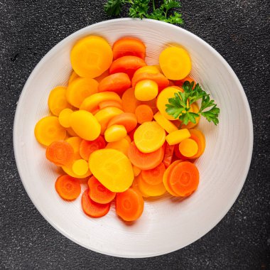 Havuç halkaları kaynamış sebze yemeği taze lezzetli gurme yemek arka planı masaya rustik gıda fotokopi alanı keto ve paleo diyet vejetaryen ve vejetaryen gıda