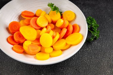 Havuç halkaları kaynamış sebze yemeği taze lezzetli gurme yemek arka planı masaya rustik gıda fotokopi alanı keto ve paleo diyet vejetaryen ve vejetaryen gıda