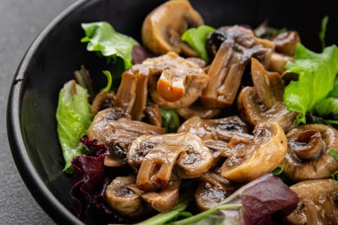 Mantar turşulu şampiyon salatası aperatifi taze lezzetli gurme yemek arka planı masanın üstünde rustik yemek fotokopi alanı keto ve paleo diyet vejetaryen ve vejetaryen yemekleri