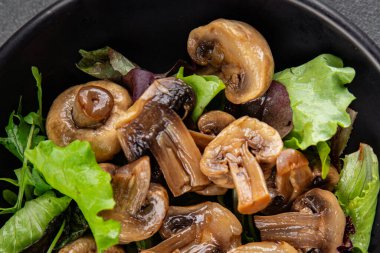 Mantar turşulu şampiyon salatası aperatifi taze lezzetli gurme yemek arka planı masanın üstünde rustik yemek fotokopi alanı keto ve paleo diyet vejetaryen ve vejetaryen yemekleri