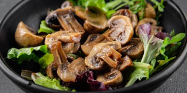 Mantar turşulu şampiyon salatası aperatifi taze lezzetli gurme yemek arka planı masanın üstünde rustik yemek fotokopi alanı keto ve paleo diyet vejetaryen ve vejetaryen yemekleri